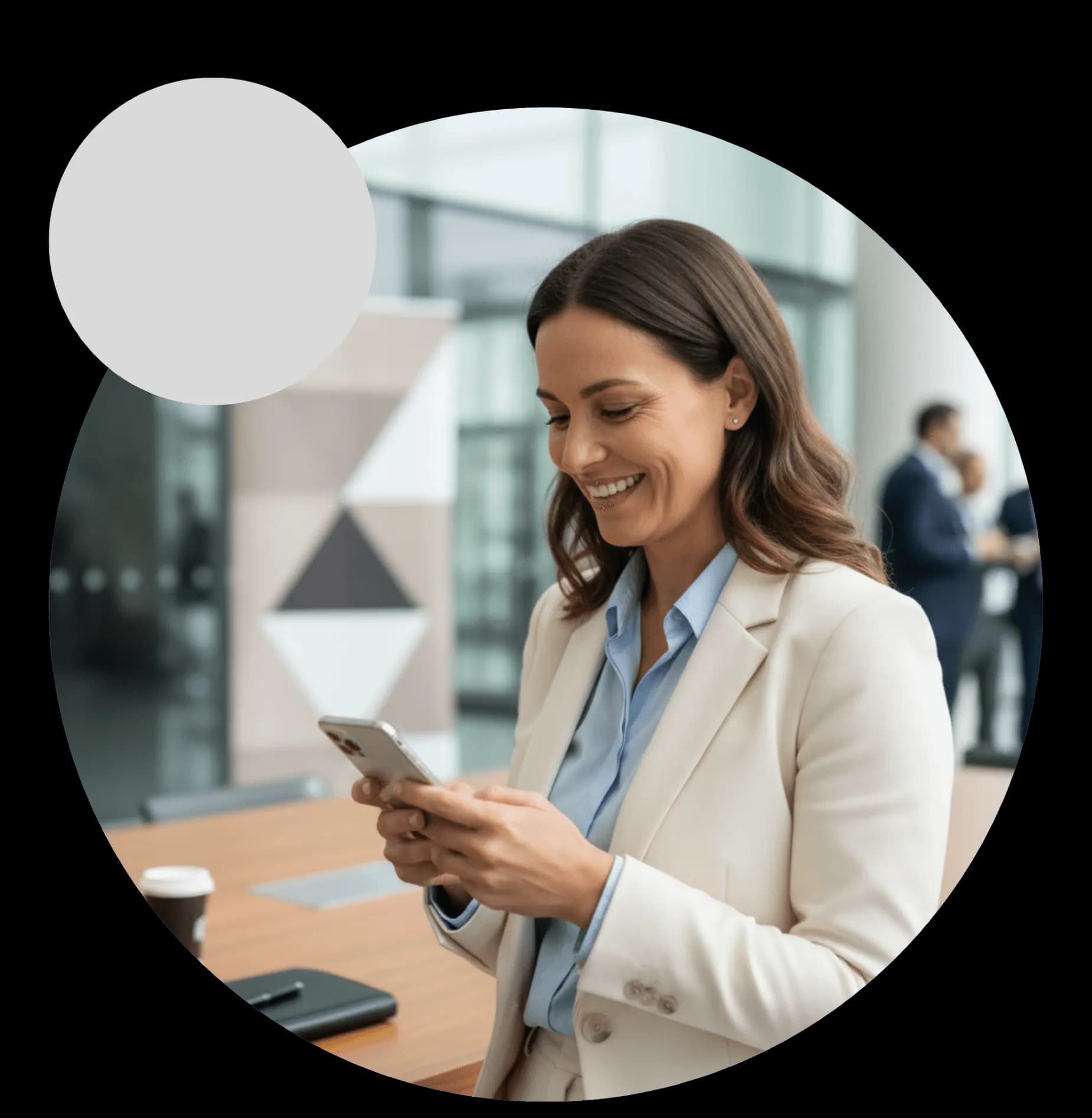 O interior de um centro de conferências grande e moderno com pessoas a fazer networking.